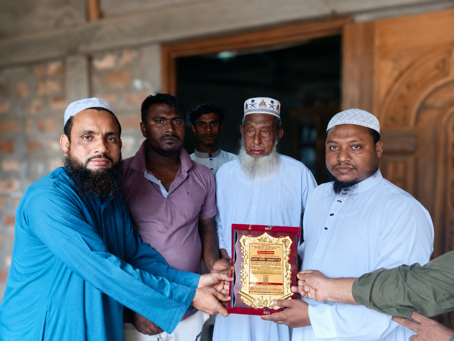 মাদরাসার দাতা জনাব শাহীন আহমদ-কে প্রবাস গমন উপলক্ষে সম্মাননা স্বারক
